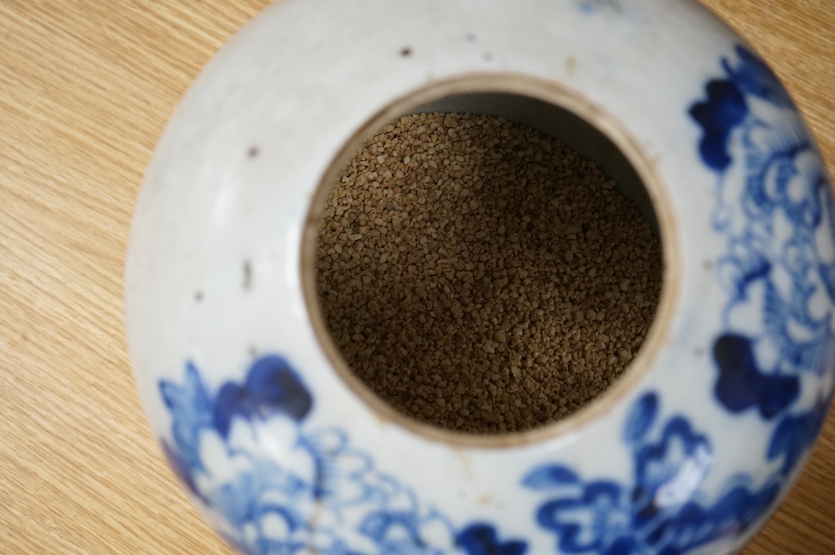 A 19th century Chinese blue and white jar, lacking cover, 28cm high